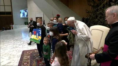 Фото дня: Папа Римський цілує прапор України - фото 542618