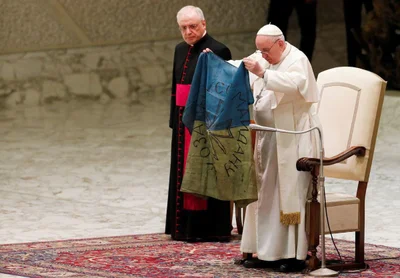 Фото дня: Папа Римський цілує прапор України - фото 542619