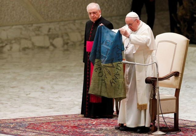 Фото дня: Папа Римский целует флаг Украины - фото 542619