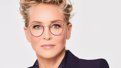 Шерон Стоун запалила синьо-жовту свічку на підтримку України