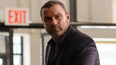 Фото дня: голливудский актер готовит борщ для украинских беженцев