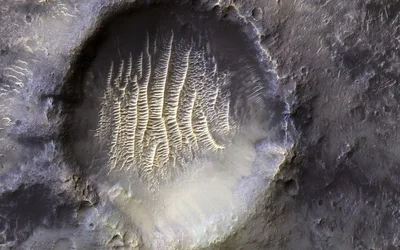 NASA показало фото загадкового кратера на Марсі - фото 543042