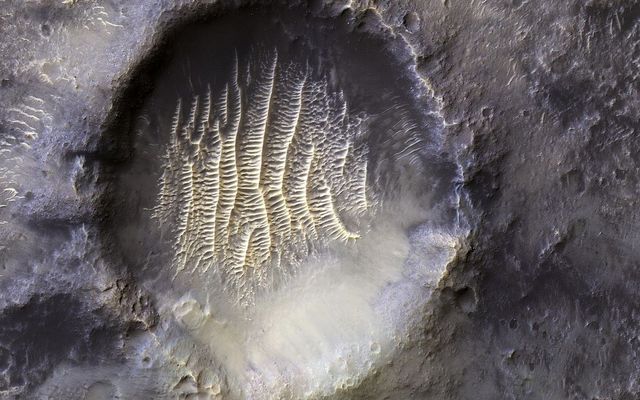 NASA показало фото загадочного кратера на Марсе - фото 543042