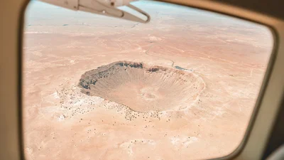 NASA показало фото загадочного кратера на Марсе