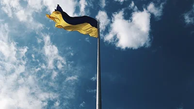 Флаг Украины теперь красиво развевается над одним из центров НАТО