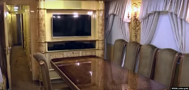 Стильно: вот как выглядит VIP-вагон Укрзалізниці, в котором в Киев ехал Борис Джонсон - фото 543091