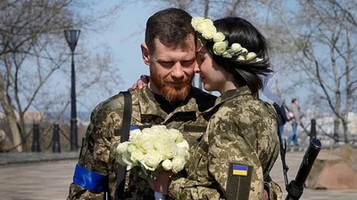 Жизнь должна победить войну: подборка вдохновляющих фото о нашей силе от Зеленского