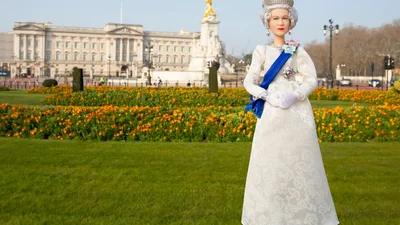 Ко дню рождения королевы Елизаветы II выпустили Барби, которая ее точная копия