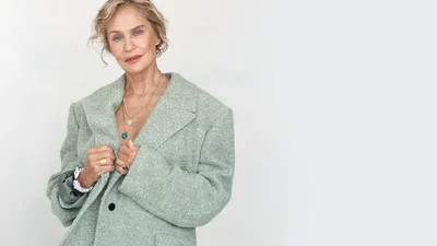 78-річна модель прикрасила обкладинку глянцю топлес