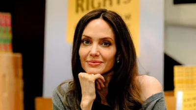 Видео дня: Анджелина Джоли заехала попить кофе во Львов