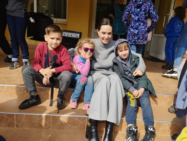 Анджелина Джоли прокомментировала свой неожиданный визит в военную Украину - фото 543958