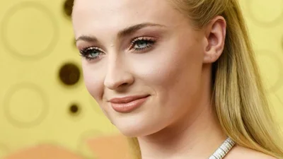 Беременная Софи Тернер украсила обложку известного глянца