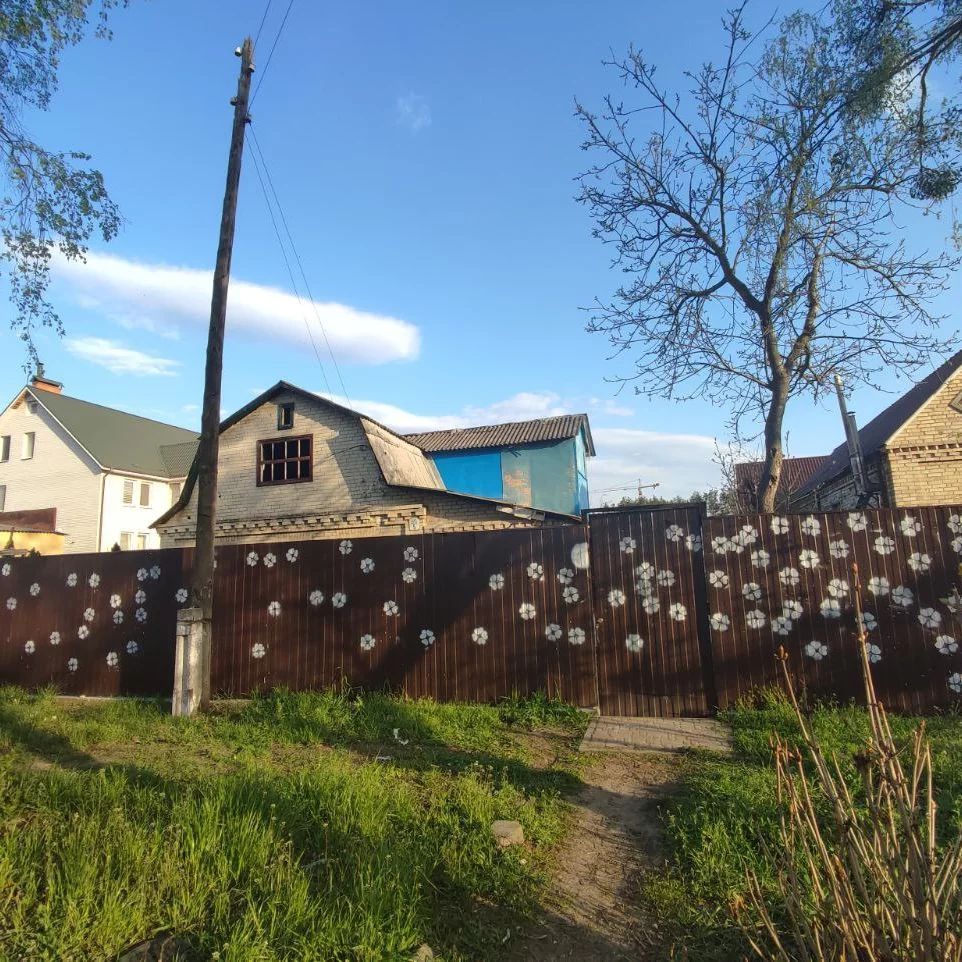 Подивись, як красиво українці прикрашають квітами сліди від куль на своїх огорожах - 544077 Подивись, як красиво українці прикрашають квітами сліди від куль на своїх огорожах - фото 544077