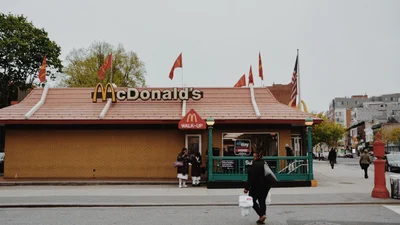 Чоловік зробив коханій пропозицію у McDonald’s, і її реакція просто безцінна