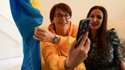 Фантастическая поддержка: британка покрасила дом в сине-желтый к приезду украинки - фото 544114