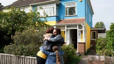 Фантастическая поддержка: британка покрасила дом в сине-желтый к приезду украинки - фото 544117