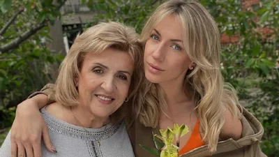 Никитюк и другие: звезды опубликовали фото с мамами, которые теперь особенно трогательны
