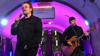 Вот это поддержка: легендарные U2 выступили в киевском метро и спели с "Антителами"