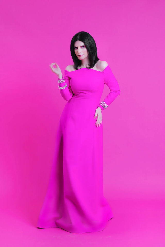 Оцінюємо рожеві сукні ведучої Лаури Паузіні на 'Євробаченні-2022' - фото 544398
