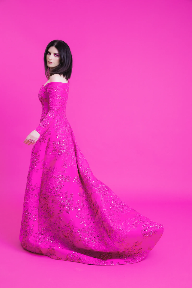Оцениваем розовые платья ведущей Лауры Паузини на 'Евровидении-2022' - фото 544399