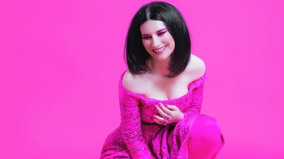 Оцінюємо рожеві сукні ведучої Лаури Паузіні на "Євробаченні-2022"