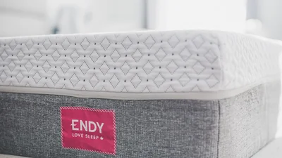 Чоловік сховався в матраці, аби втекти за кордон, і фото потішно-епічні