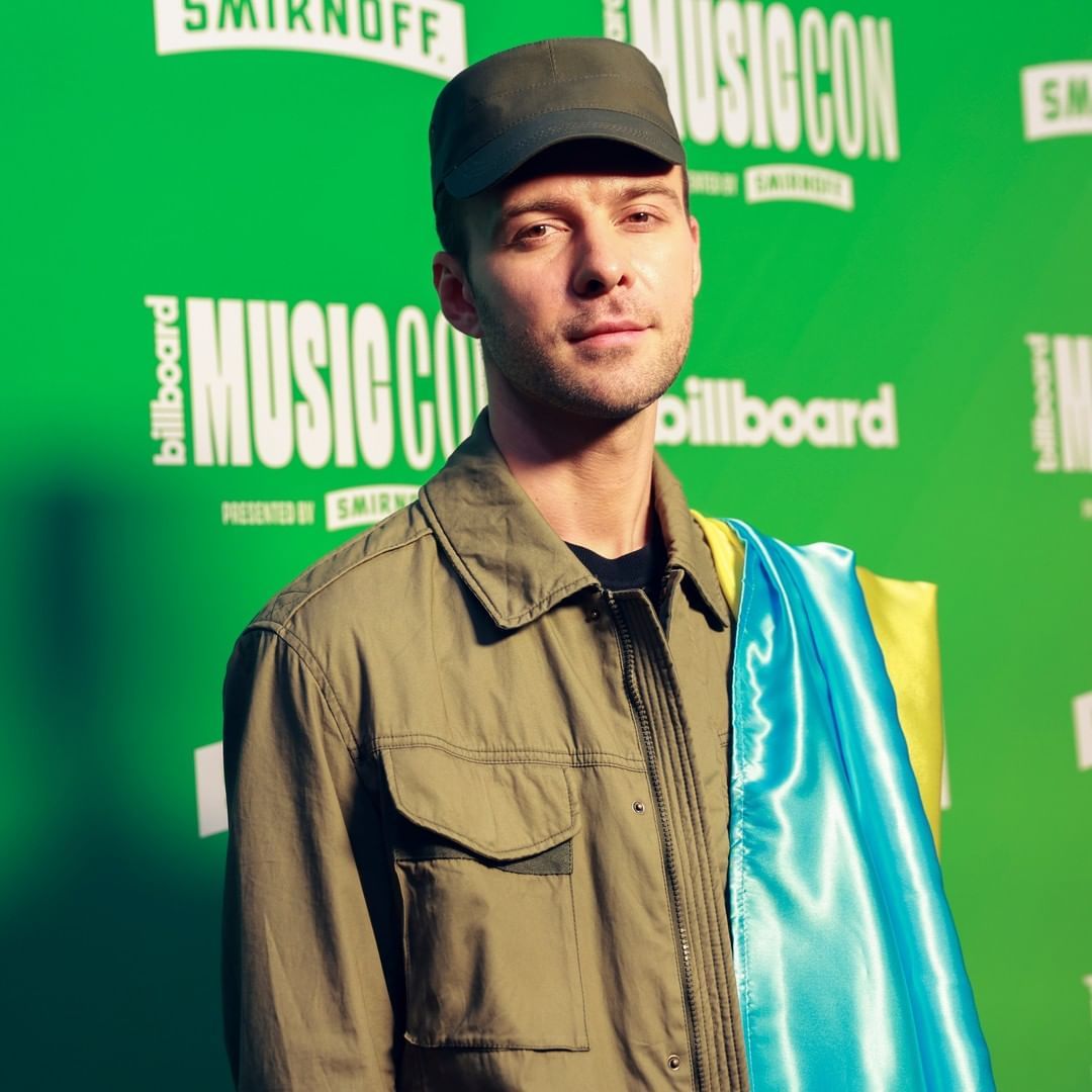 Макс Барских на Billboard Music on призвал мир не привыкать к войне в Украине - фото 544580