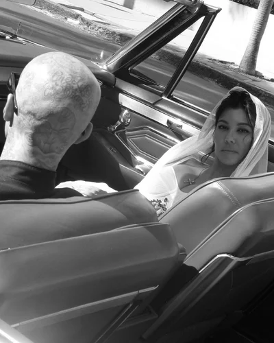 Кортни Кардашьян показала фото ее свадьбы с Трэвисом Баркером - фото 544585