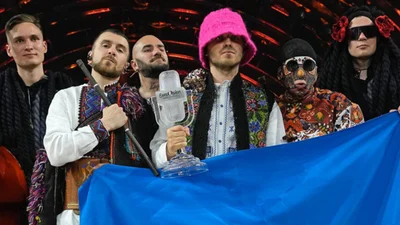 Kalush Orchestra выставили на аукцион розовую панамку Псюка и кубок "Евровидения"