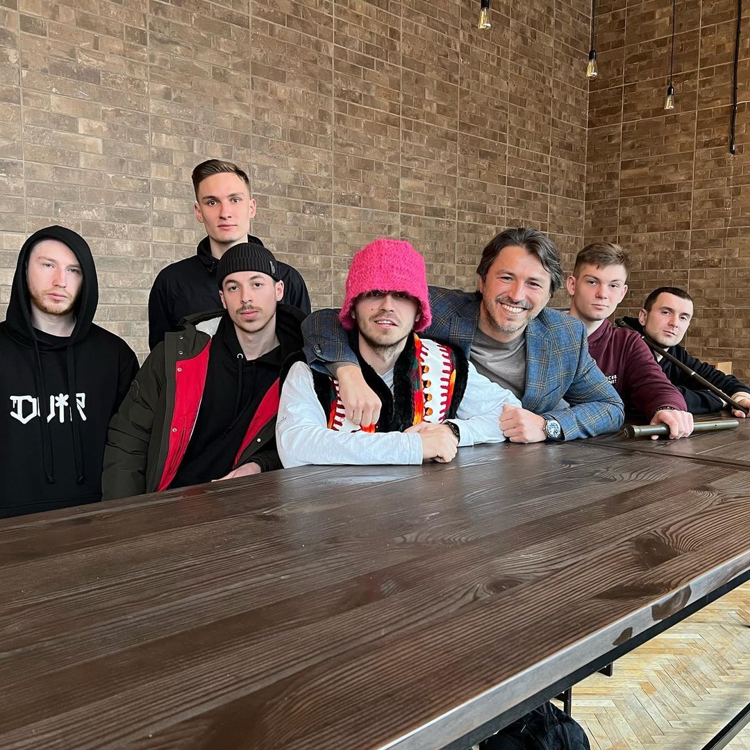 Kalush Orchestra виставили на аукціон рожеву панаму Псюка і кубок 'Євробачення' - 544937 Kalush Orchestra виставили на аукціон рожеву панаму Псюка і кубок 'Євробачення' - фото 544937