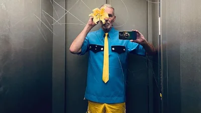 Немец каждый день с 24 февраля одевает сине-желтые стильные образы, и вот фото