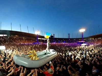 Rammstein развернули флаг Украины во время выступления в Швейцарии - фото 545118