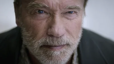 Житель Бучи подарил Арнольду Шварценеггеру украинскую вышиванку