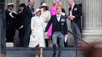 Интернет облетели фото сердитого принца Гарри на юбилее бабушки, и вот в чем было дело
