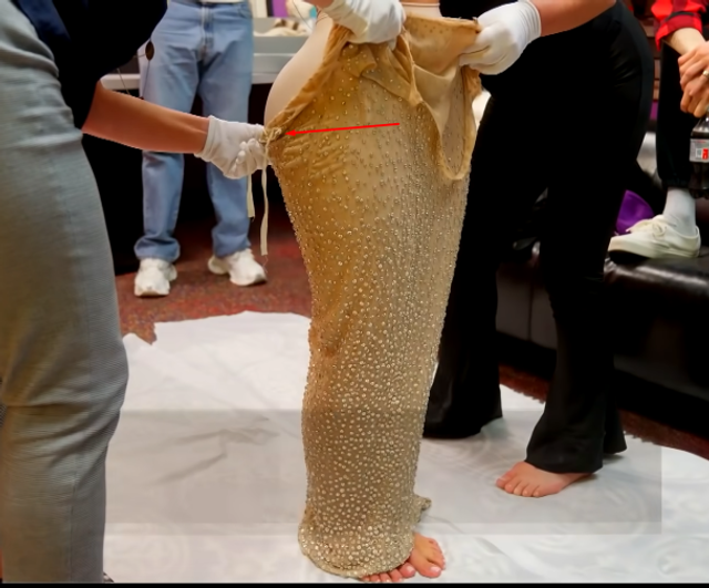 Ким Кардашьян сумела испортить культовое платье Мэрилин Монро, и все обсуждают этот фейл - фото 545485