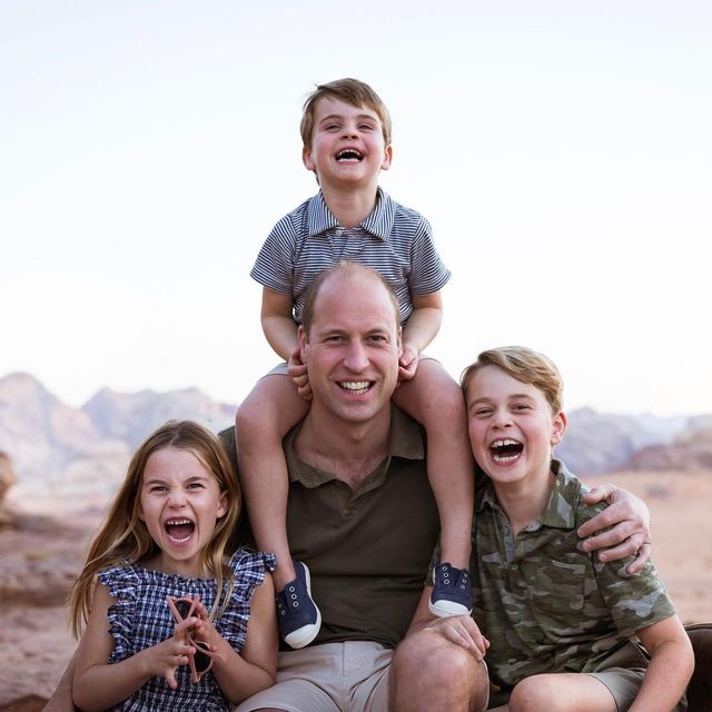 В сети обсуждают новое фото принца Уильяма с тремя детьми - фото 545659