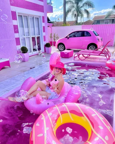 Фанатка Барбі витратила $200 тисяч, щоб зробити свій дім рожевим - фото 546067