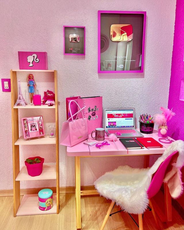 Фанатка Барби потратила $200 тысяч, чтобы сделать свой дом розовым - фото 546069