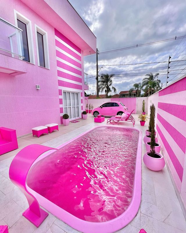 Фанатка Барби потратила $200 тысяч, чтобы сделать свой дом розовым - фото 546072