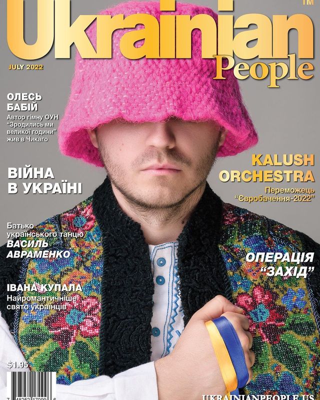 Солист Kalush Orchestra Олег Псюк появился на обложке журнала об Украине - фото 546087