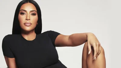 Ким Кардашьян удивила фотосессией в ретро-образе соблазнительной блондинки