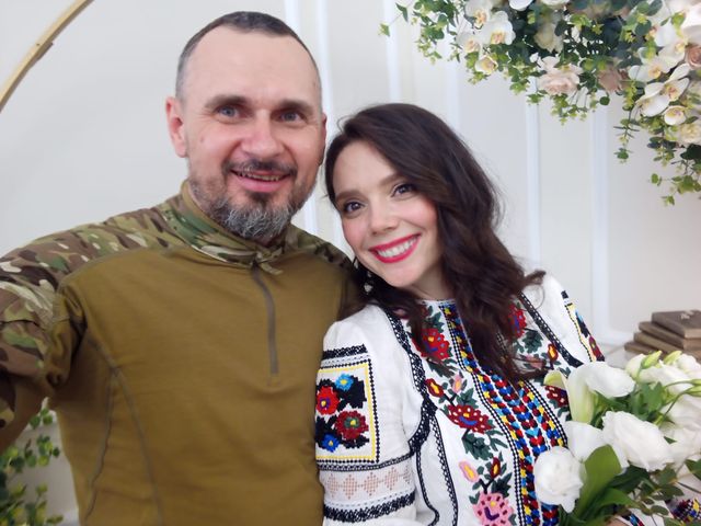 Режиссер Олег Сенцов, защищающий Украину в рядах ВСУ, женился - фото 546200