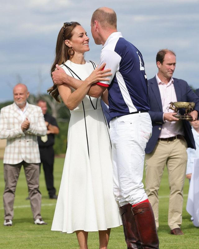 Сеть покорил нежный поцелуй принца Уильяма и Кейт Миддлтон - фото 546280