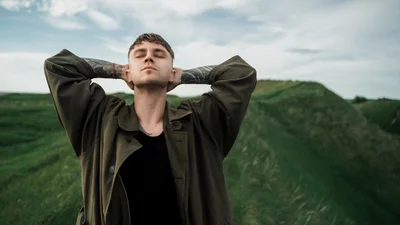 Артем Пивоваров представил новое и стильное видение украинской народной песни "Ой на Горі"