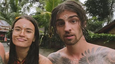 Даша Кацуріна у прозорому бюстгальтері показала, як Дантес заплітає їй кіски