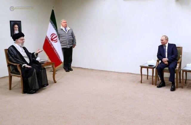 Юзери розібрали на меми фото боягузливого путіна з лідером Ірану - фото 546705