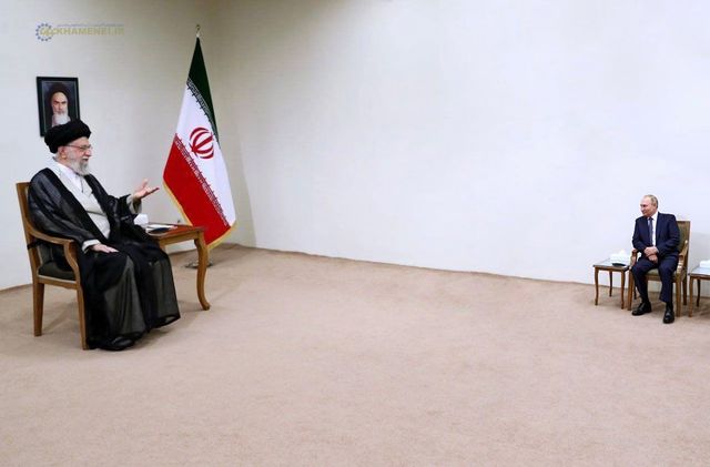 Юзери розібрали на меми фото боягузливого путіна з лідером Ірану - фото 546709