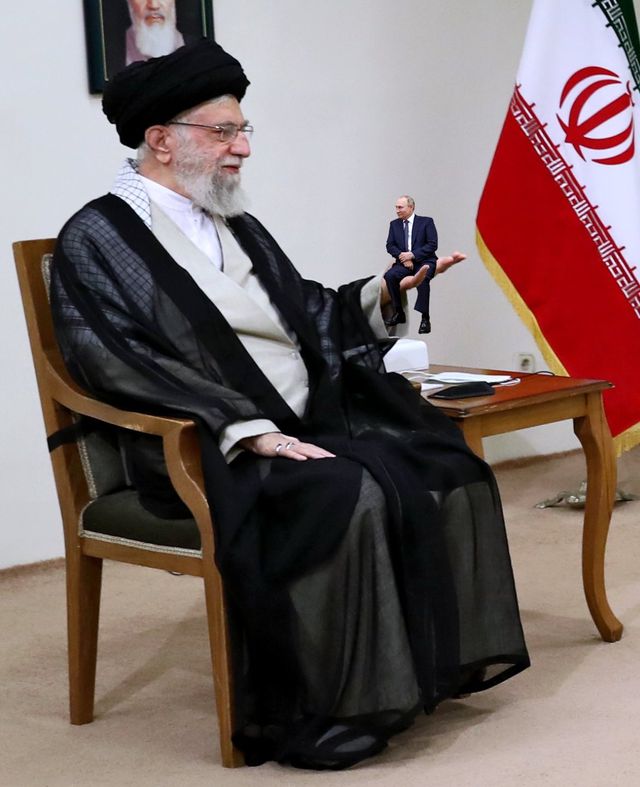 Юзеры разобрали на мемы фото трусливого путина с лидером Ирана - фото 546710
