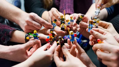 Lego посвятил отважным украинцам новые модели – это фигурки защитников "Азовстали"