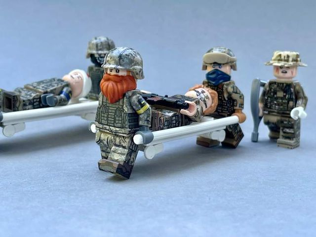 Lego присвятив відважним українцям нові моделі - це фігурки захисників 'Азовсталі' - фото 546746